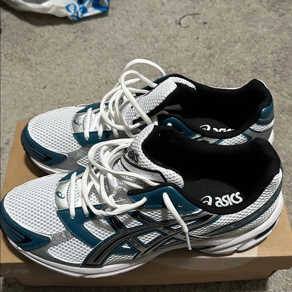 ASICS Men's White and Teal Athletic Shoes - Picture 2 of 8